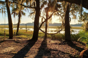 Secluded Tiny House by the Marsh with Hunting Island Beach Pass